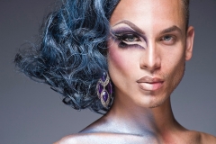 Белый мужчина с макияжем, металлические волосы Белый мужчина с макияжем, металлические волосы