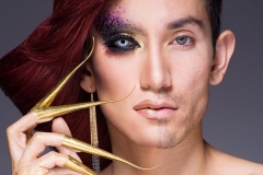 Азиатский мужчина с макияжем Азиатский мужчина с макияжем