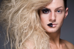 Белый мужчина с макияжем и большой копной волос Белый мужчина с макияжем и большой копной волос